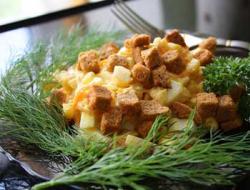 Рецепты салатов с кириешками, колбасой и сыром